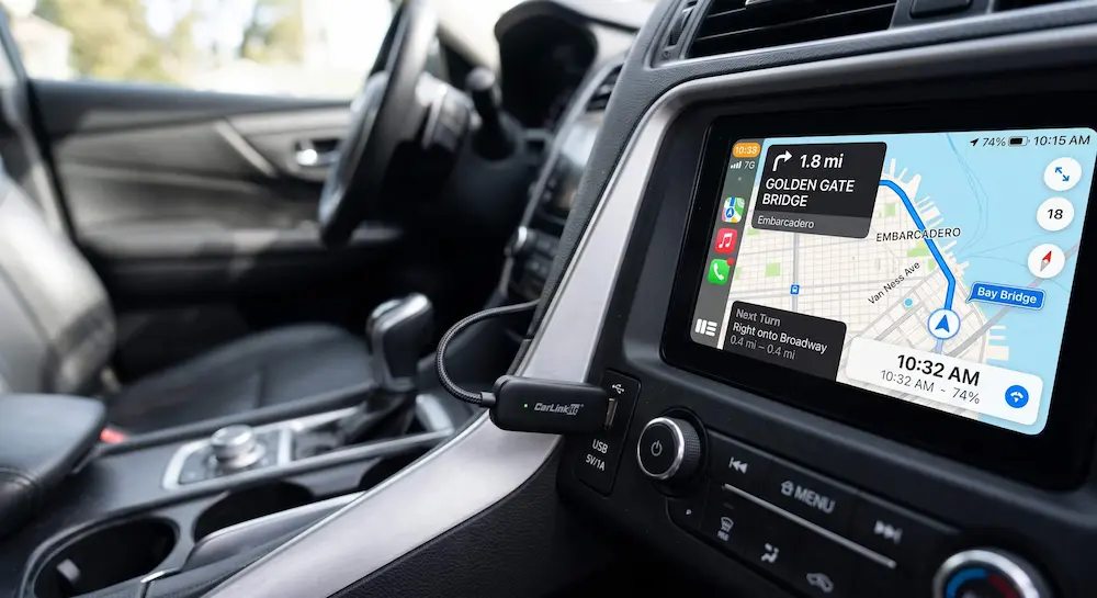 Adaptor USB Dongle pentru Apple CarPlay și Android Auto Wireless conectat la bordul mașinii