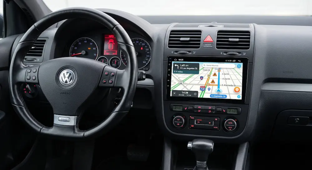 Navigatie dedicata Android cu ecran 2K QLED de 10.36 inch montata pe bordul unui VW Golf 5